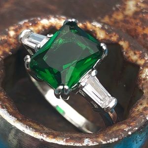 Dark green • size 7 • gorgeous ring